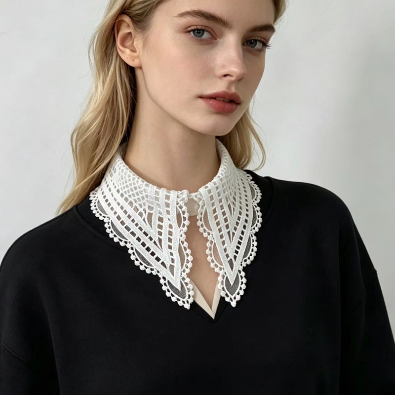 Embroidery - Cuello Falso Blanco con Volantes para